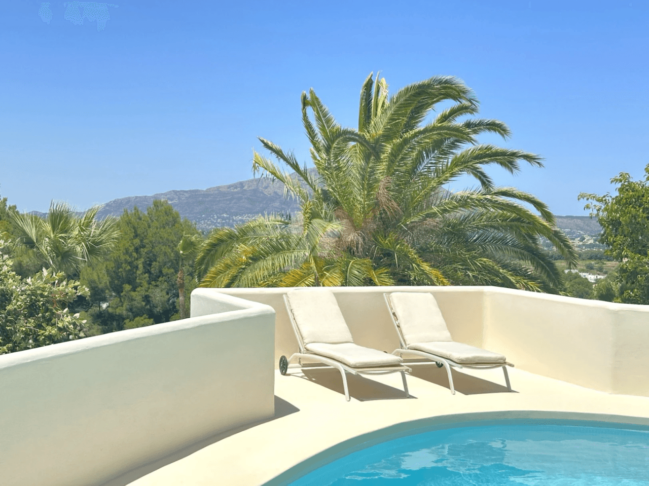 Villa Mediterránea Renovada con Encanto Ibicenco en Benitachell.